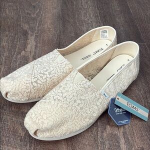 NWT TOMS Women's Ivory Lace Flats size 12